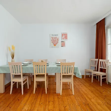 Family With A Remote Work Space In By Renters 公寓