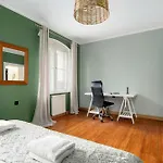 Family With A Remote Work Space In By Renters Appartamento